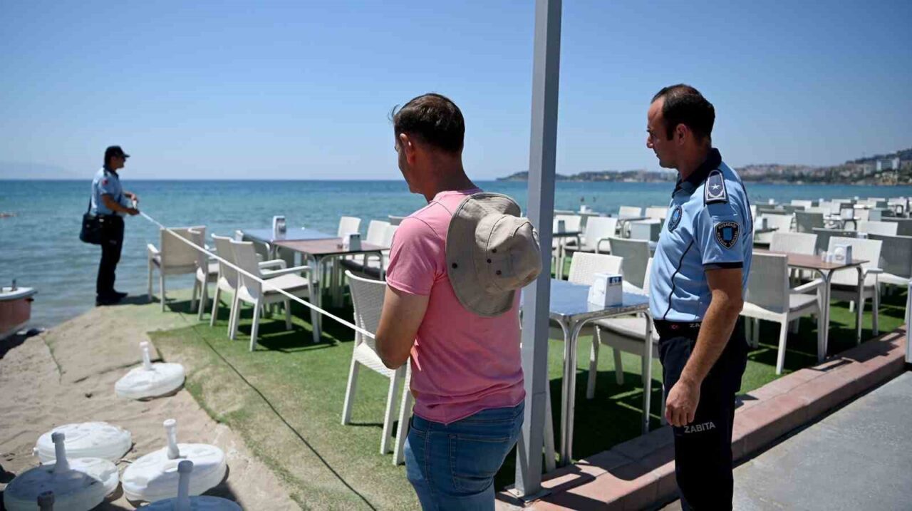 Kuşadası Belediyesi, yaz sezonu dolayısıyla kıyılarda denetimleri artırdı. Zabıta ekipleri,
