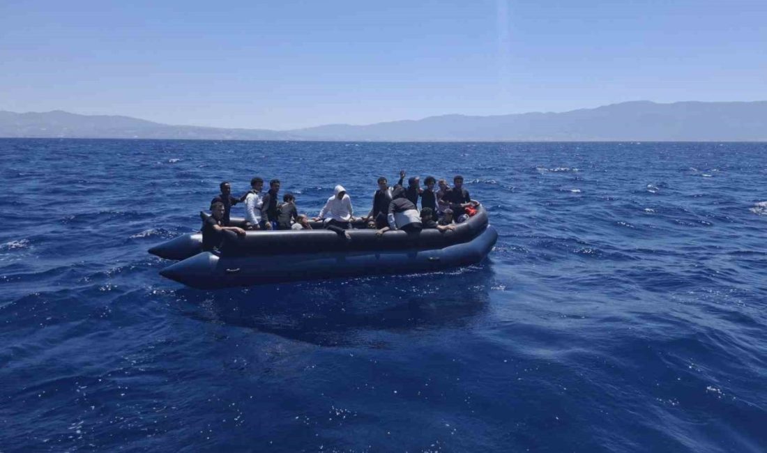 Kuşadası açıklarında Yunan unsurlarınca geri itilen lastik bottaki 22 düzensiz
