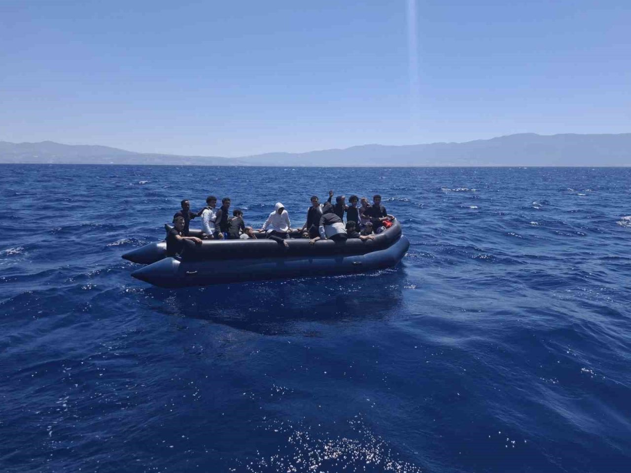 Kuşadası açıklarında Yunan unsurlarınca geri itilen lastik bottaki 22 düzensiz