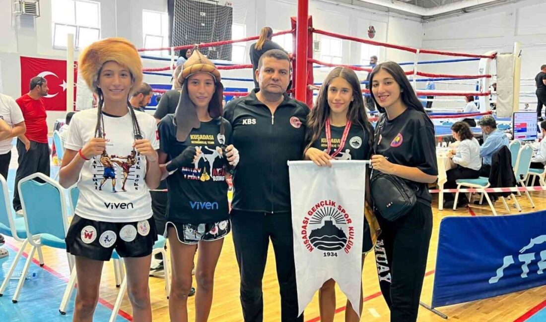 Kuşadası Spor Kulübü sporcusu Eda Yıldırım, 54 kilogram gençler Muaythai