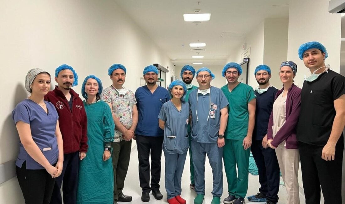 Kütahya Şehir Hastanesi'nde gerçekleştirilen Koklear İmplantasyon ameliyatıyla 66 yaşındaki bir