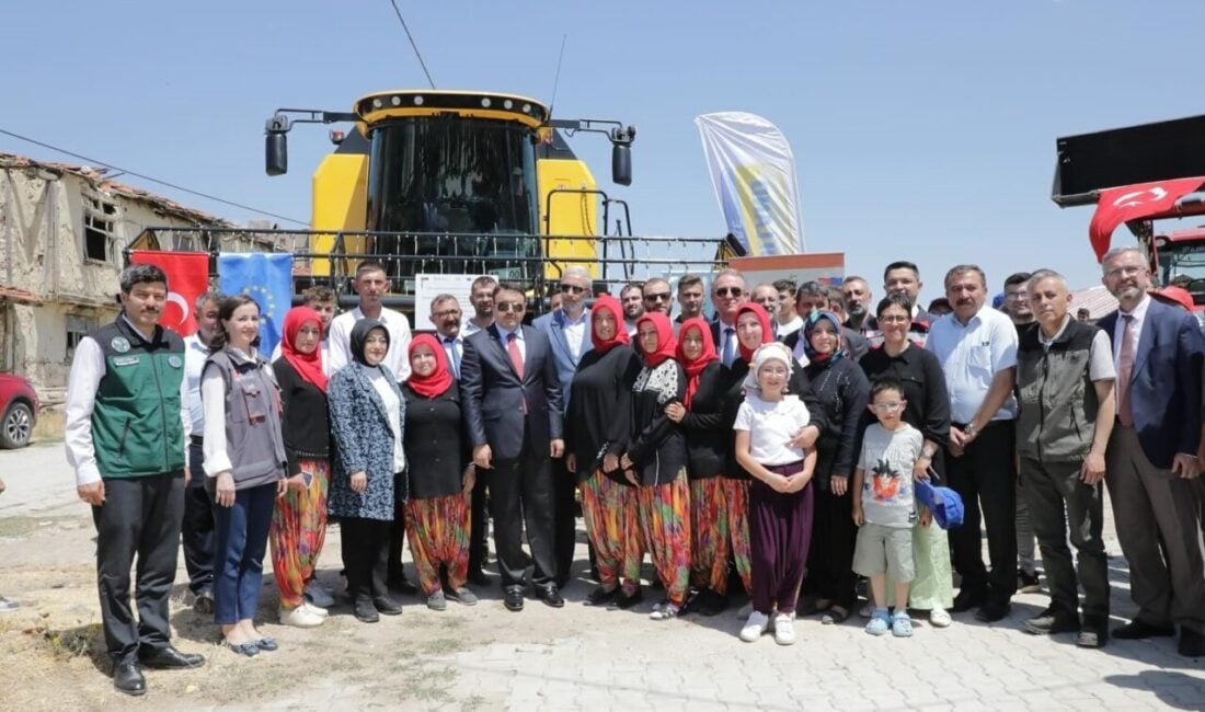 Kütahya'nın Dedik Köyü'nde TKDK'nın düzenlediği "Makine Parkı Projesi" için anahtar