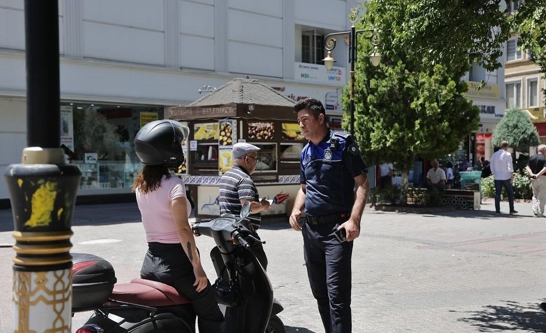 Kütahya Belediyesi Zabıta Müdürlüğü, Cumhuriyet Caddesi'nde motosiklet ve motorlu araçlar