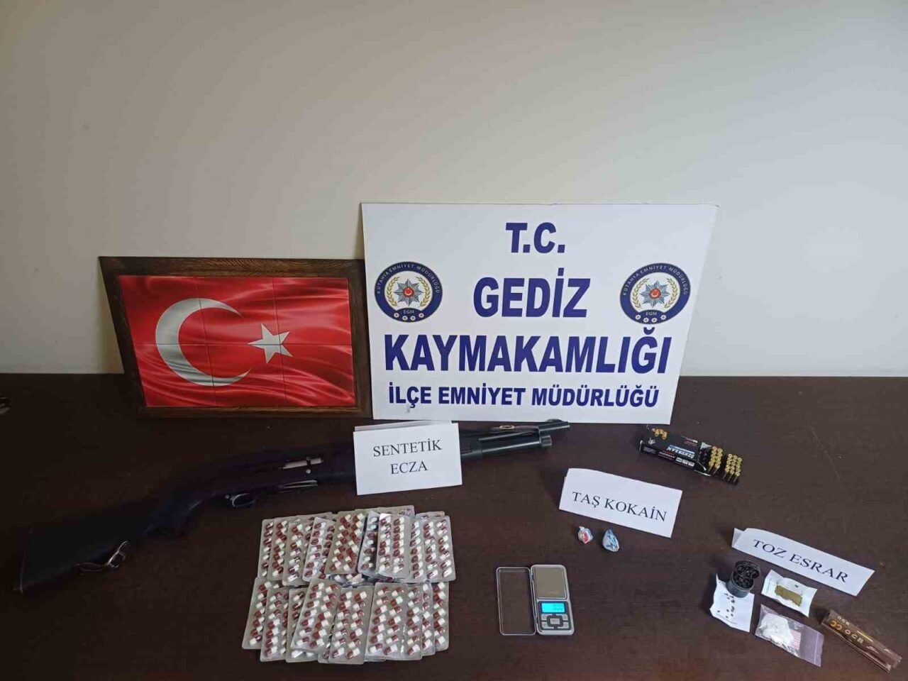 Kütahya'da gerçekleştirilen uyuşturucu operasyonunda, S.G. (24) ve R.Ç. (36) tutuklandı.