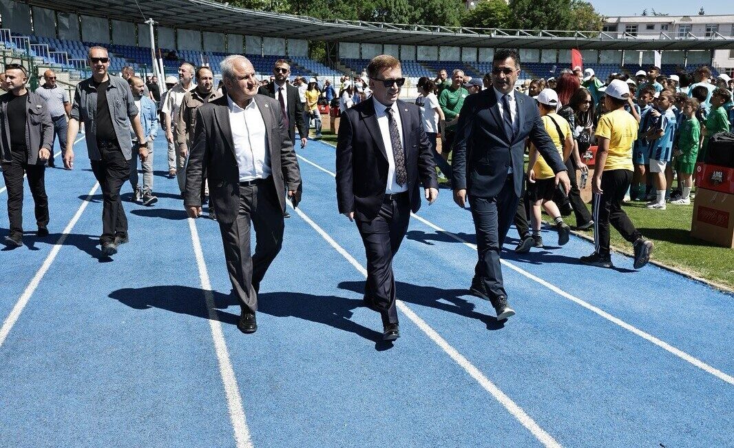 Kütahya'da Yaz Spor Okulları Açılış Töreni, Dumlupınar Stadyumu'nda yoğun katılımla