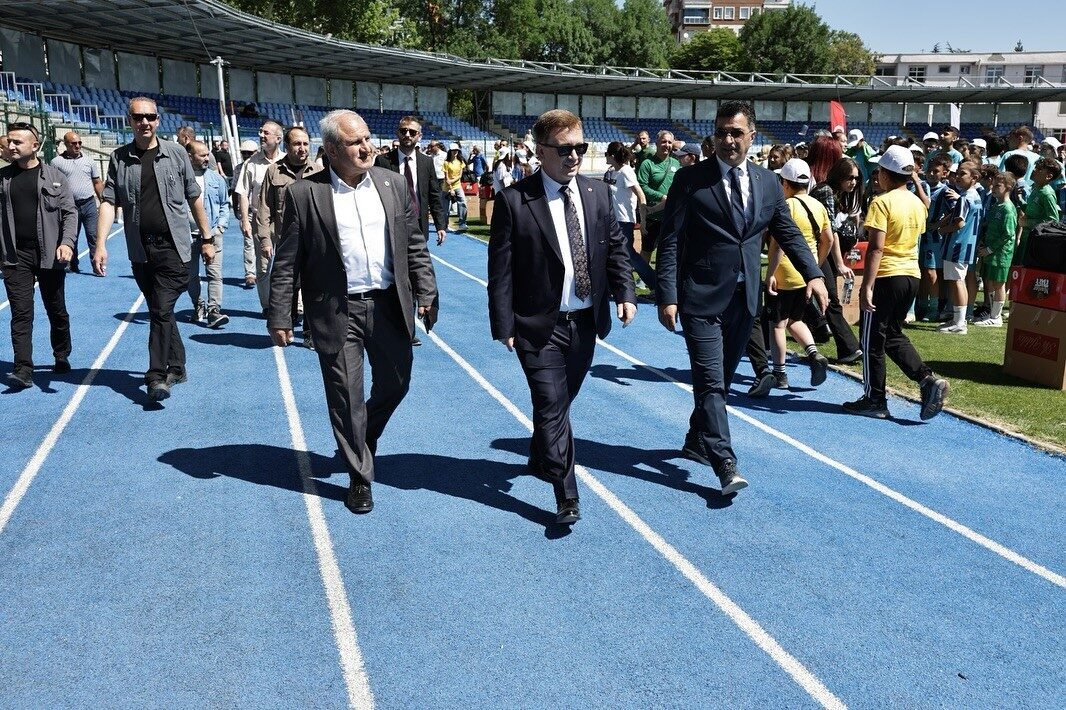 Kütahya'da Yaz Spor Okulları Açılış Töreni, Dumlupınar Stadyumu'nda yoğun katılımla