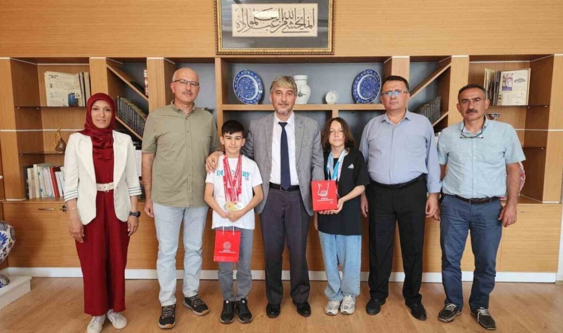 Kütahya Cumhuriyet Ortaokulu öğrencileri Murat Bayraktar ve Kuzey Turan, para
