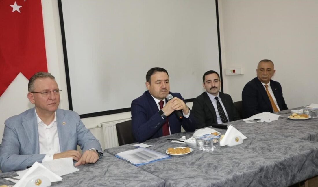 Kütahya Valisi Musa Işın, Domaniç'te muhtarlarla istişare toplantısı yaptı. Vali,