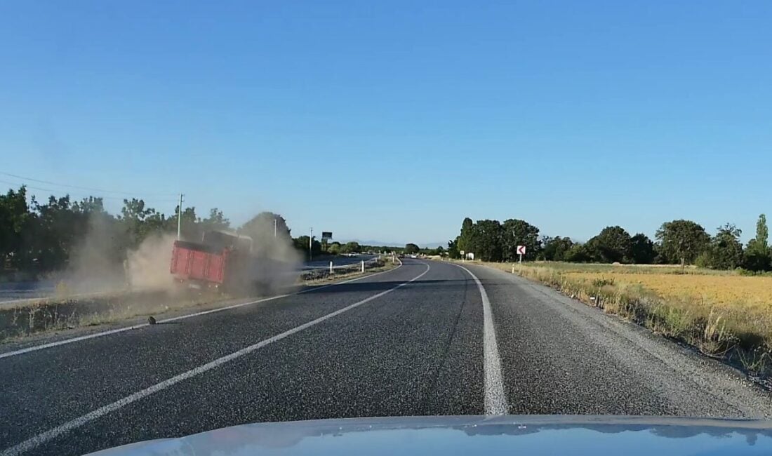 Konya'nın Beyşehir ilçesinde, seyir halindeki kamyonun lastiği patladı. Sürücü, aracı