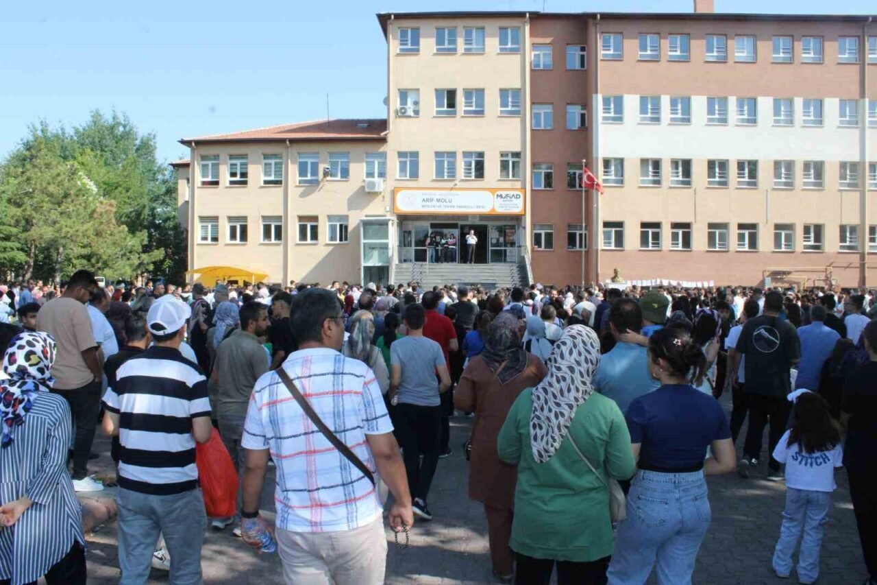2025 Liselere Geçiş Sınavı'nda Türkiye genelinde 719 öğrenci 500 tam