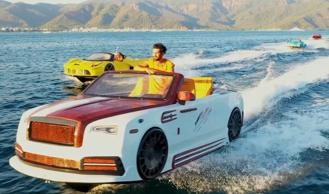 Muğla'nın Marmaris ilçesinde yaz sezonuyla birlikte su sporlarına olan ilgi