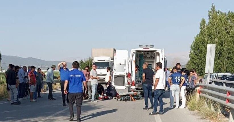 Burdur'un Gölhisar ilçesinde dönüş yapan lüks bir araca çarpan motosiklet