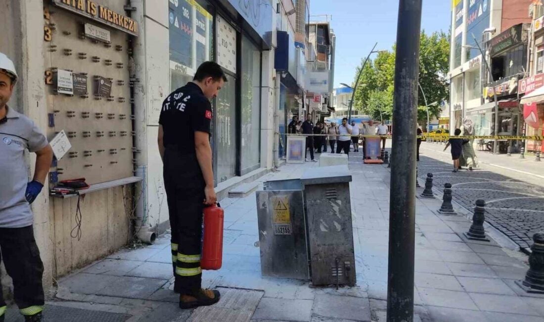 Kırklareli'nin Lüleburgaz ilçesindeki İstanbul Caddesi'nde bir elektrik panosunda çıkan yangın