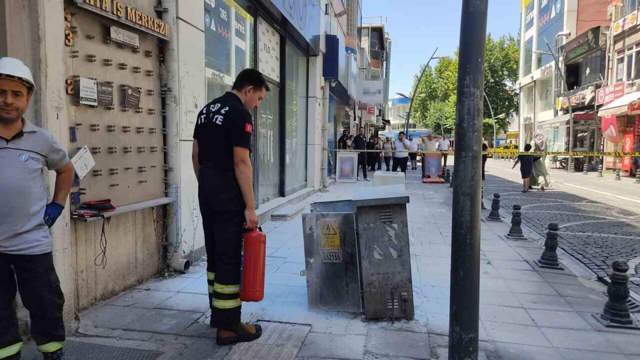 Kırklareli'nin Lüleburgaz ilçesindeki İstanbul Caddesi'nde bir elektrik panosunda çıkan yangın