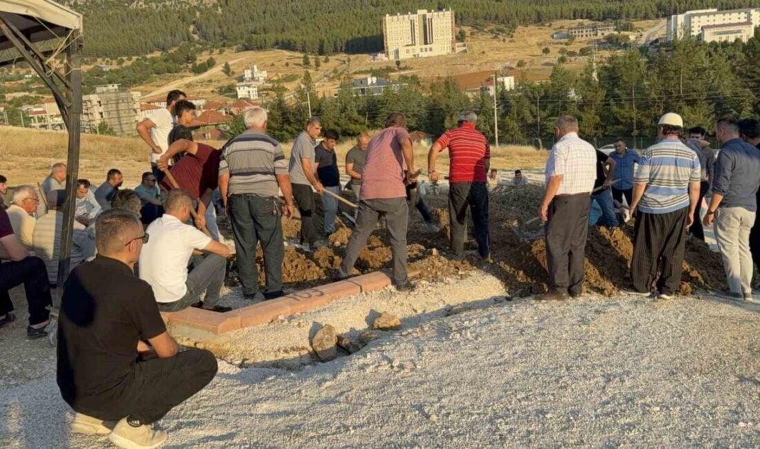 Antalya’da lunapark sonrası kaldırımda yürüyen baba Yunus Tekerci ve oğlu
