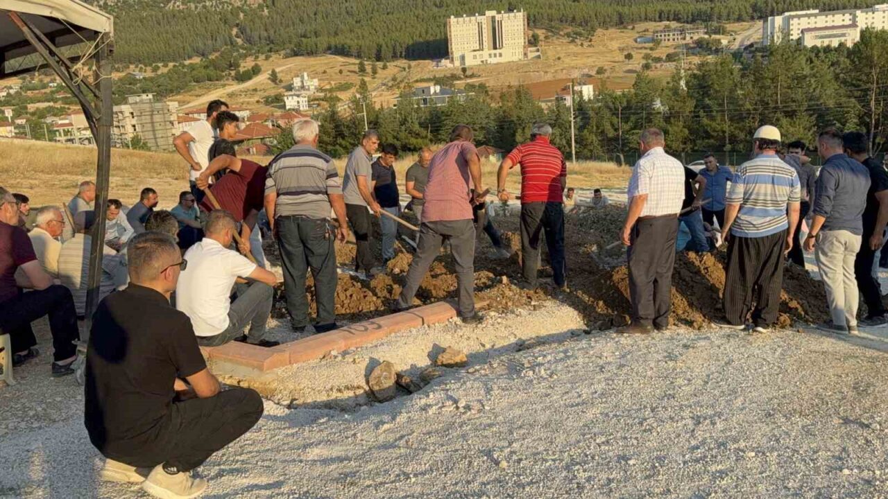 Antalya’da lunapark sonrası kaldırımda yürüyen baba Yunus Tekerci ve oğlu