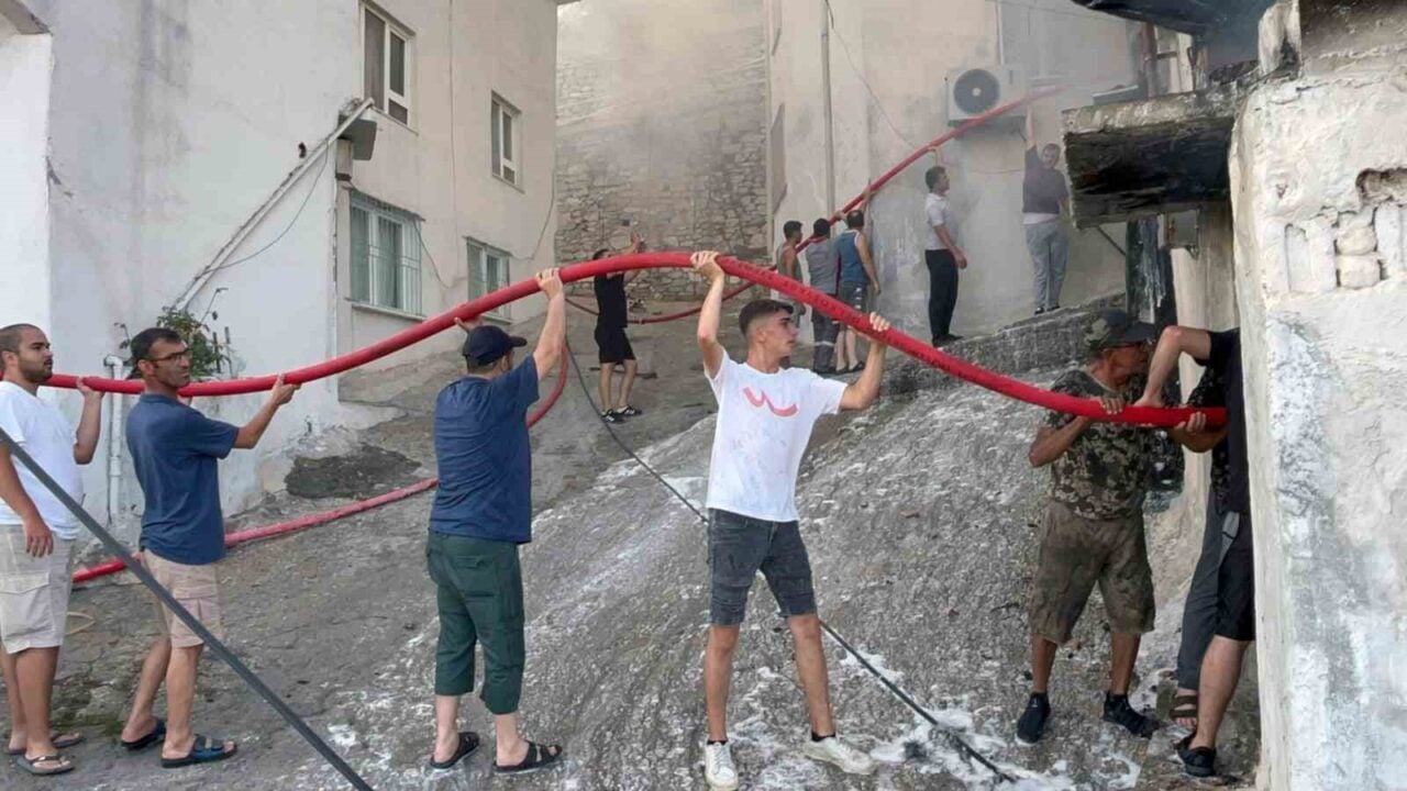 Muğla'nın Menteşe ilçesinde bir ahşap evde çıkan yangına mahalle sakinleri,