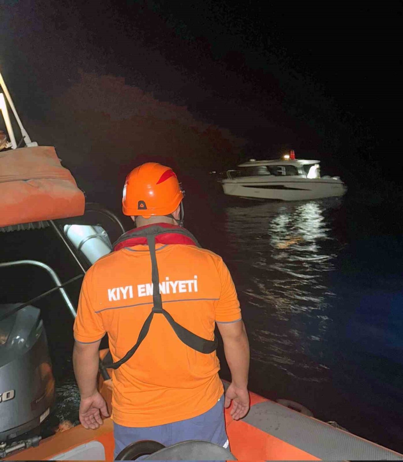 Muğla'nın Marmaris ilçesi açıklarında makine arızası yaşayan 9 metrelik tekne,