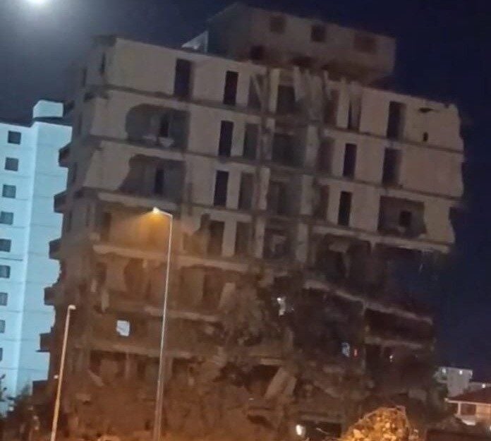 Kahramanmaraş merkezli depremler sonrası Malatya'da ağır hasarlı binaların yıkımı sürüyor.
