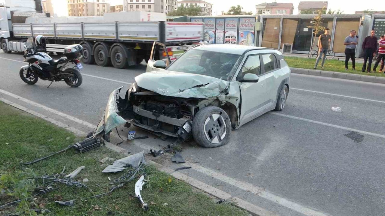 Malatya-Elazığ karayolunda O.B. yönetimindeki otomobil refüje çarptı. Kazada 3 kişi