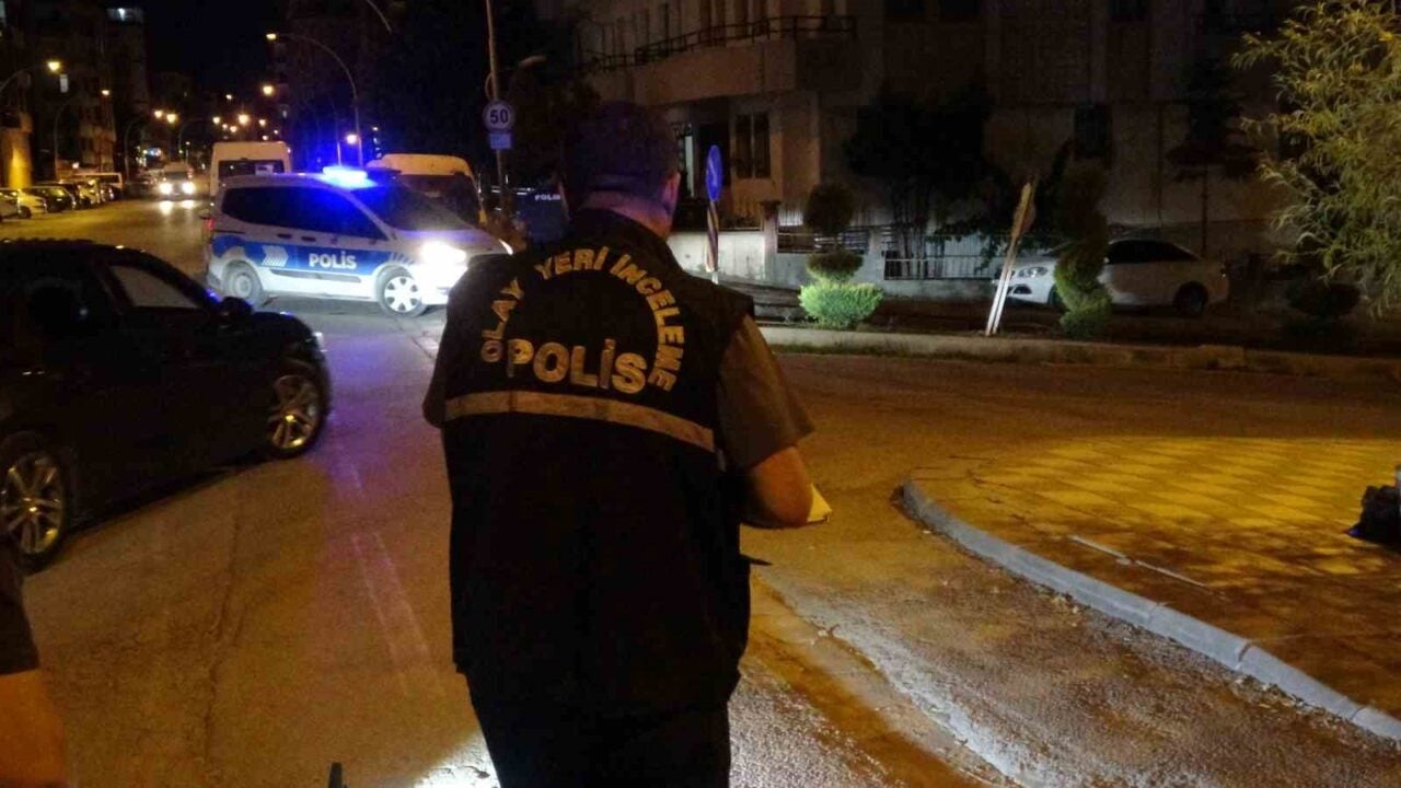 Malatya'nın Battalgazi ilçesinde iki grup arasında çıkan kavgada bir kişi