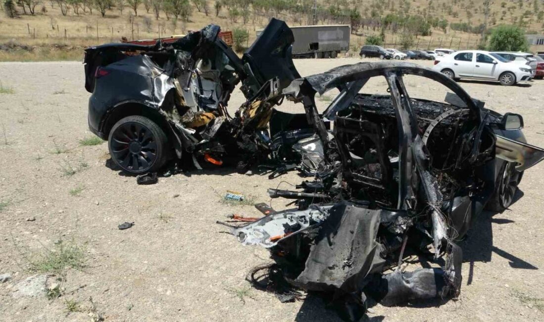 Malatya’da sabah saatlerinde Ozan Uçar’ın kullandığı Tesla marka otomobil, aydınlatma