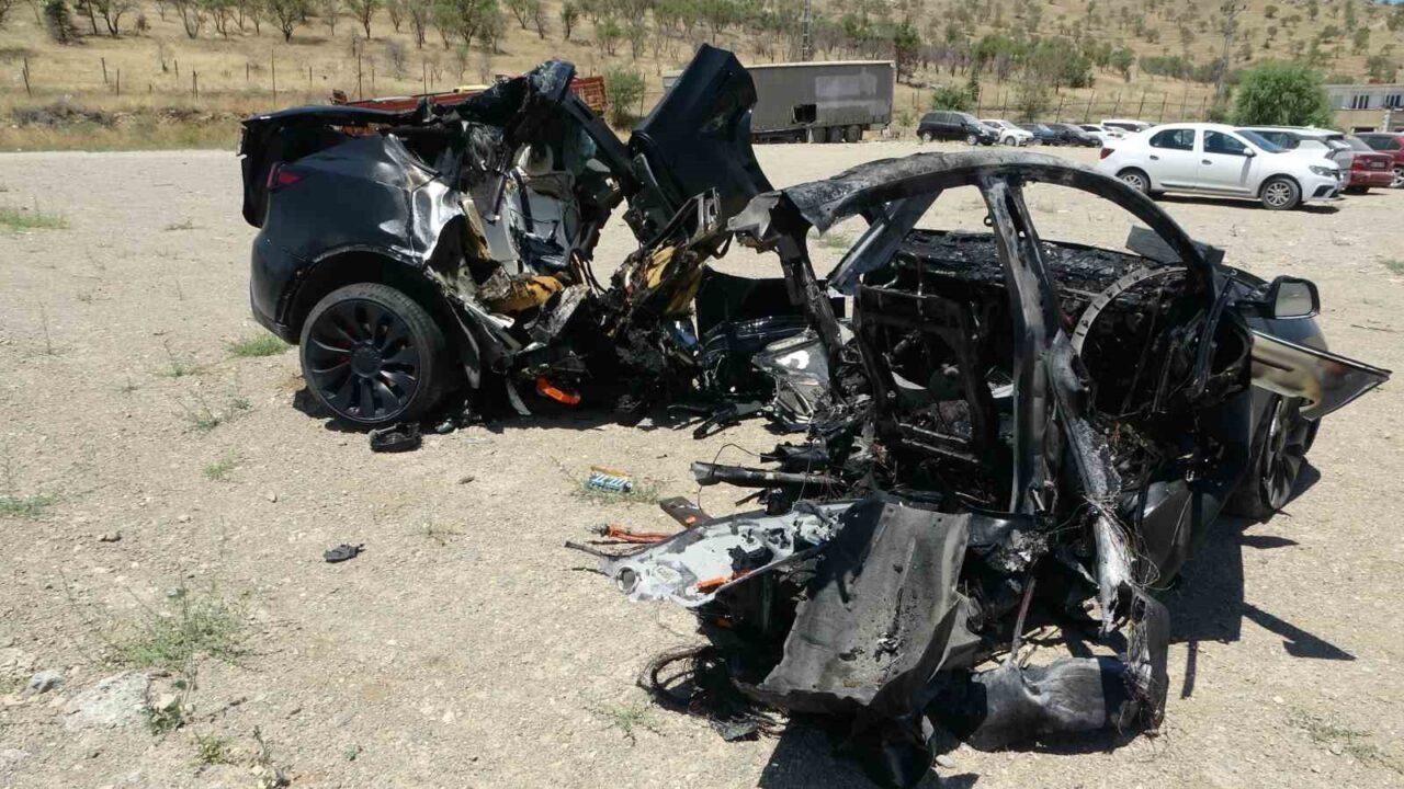 Malatya’da sabah saatlerinde Ozan Uçar’ın kullandığı Tesla marka otomobil, aydınlatma