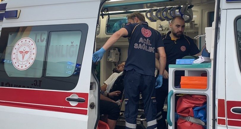Maltepe'de sabah saatlerinde bir servis otobüsü, şoförün fenalaşmasının ardından yoldan