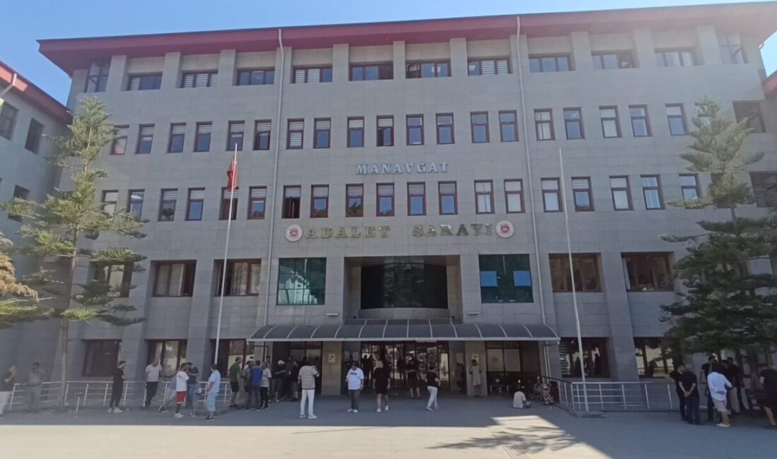 Antalya'nın Manavgat ilçesinde gerçekleştirilen rüşvet ve zimmet operasyonunda, Belediye Meclis