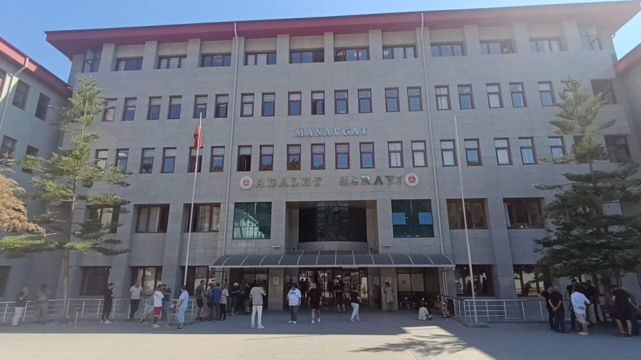 Antalya'nın Manavgat ilçesinde gerçekleştirilen rüşvet ve zimmet operasyonunda, Belediye Meclis