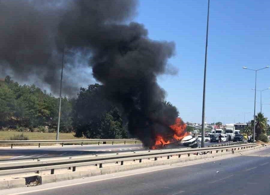 Antalya'nın Manavgat ilçesinde Emre A. yönetimindeki otomobil bariyerlere çarpıp alev