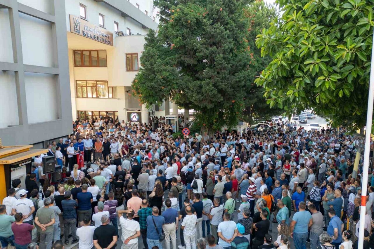Niyazi Nefi Kara'nın tutukluluğunun ikinci gününde Manavgat'ta düzenlenen mitingde, eşi