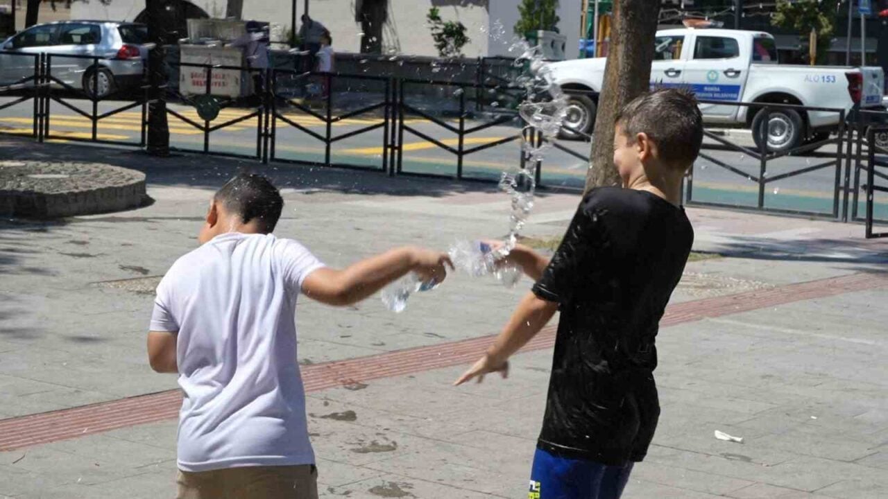 Manisa, Türkiye'nin en sıcak şehirlerinden biri olarak 41 dereceyi buldu.