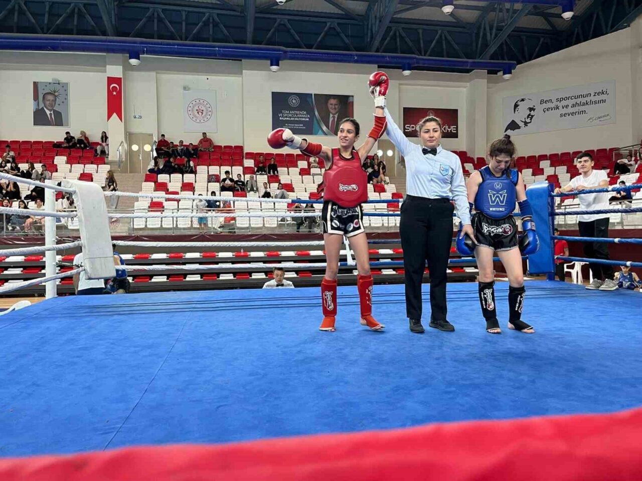 Kırklareli'nde düzenlenen 'Hayrullah Camadan Gençler Türkiye Muaythai Şampiyonası'nda Manisa Muaythai
