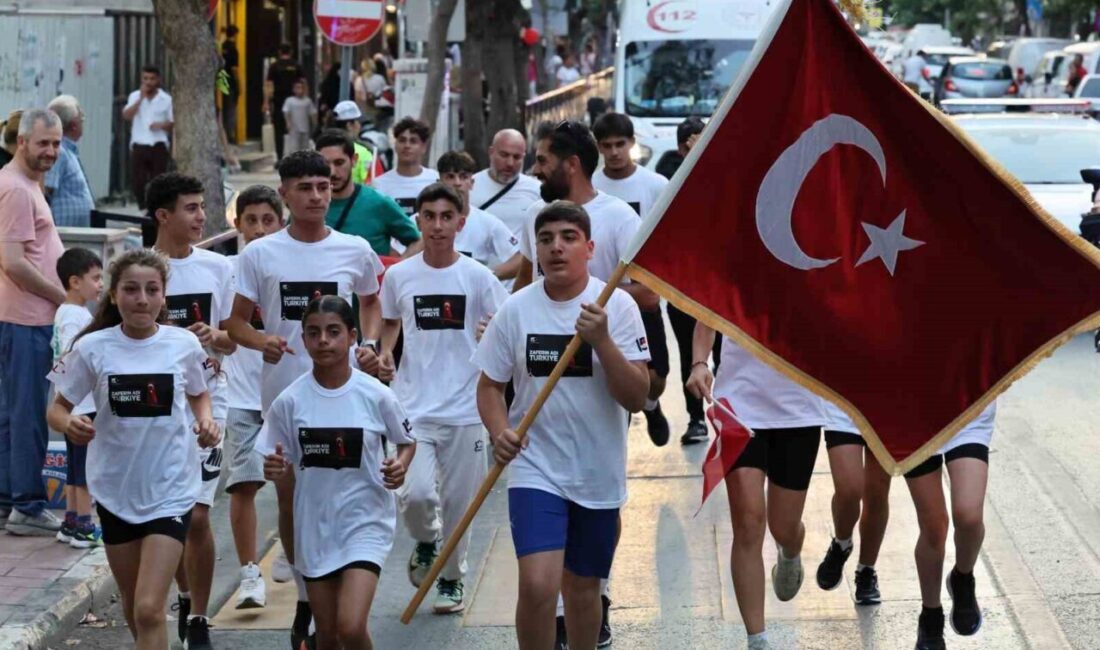 Manisa'da, Gençlik ve Spor Bakanlığı'nın düzenlediği '15 Temmuz Sancak Koşusu'