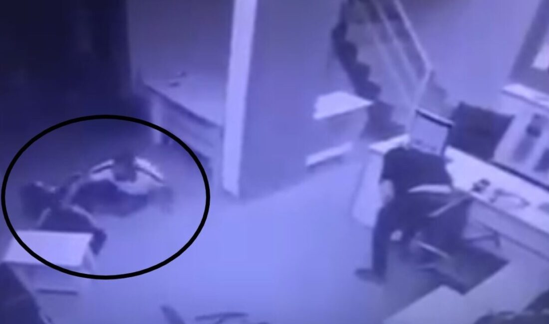 Manisa'nın Şehzadeler ilçesinde bir emlak ofisinde alacak meselesi yüzünden çıkan