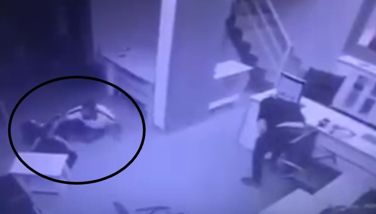 Manisa'nın Şehzadeler ilçesinde bir emlak ofisinde alacak meselesi yüzünden çıkan