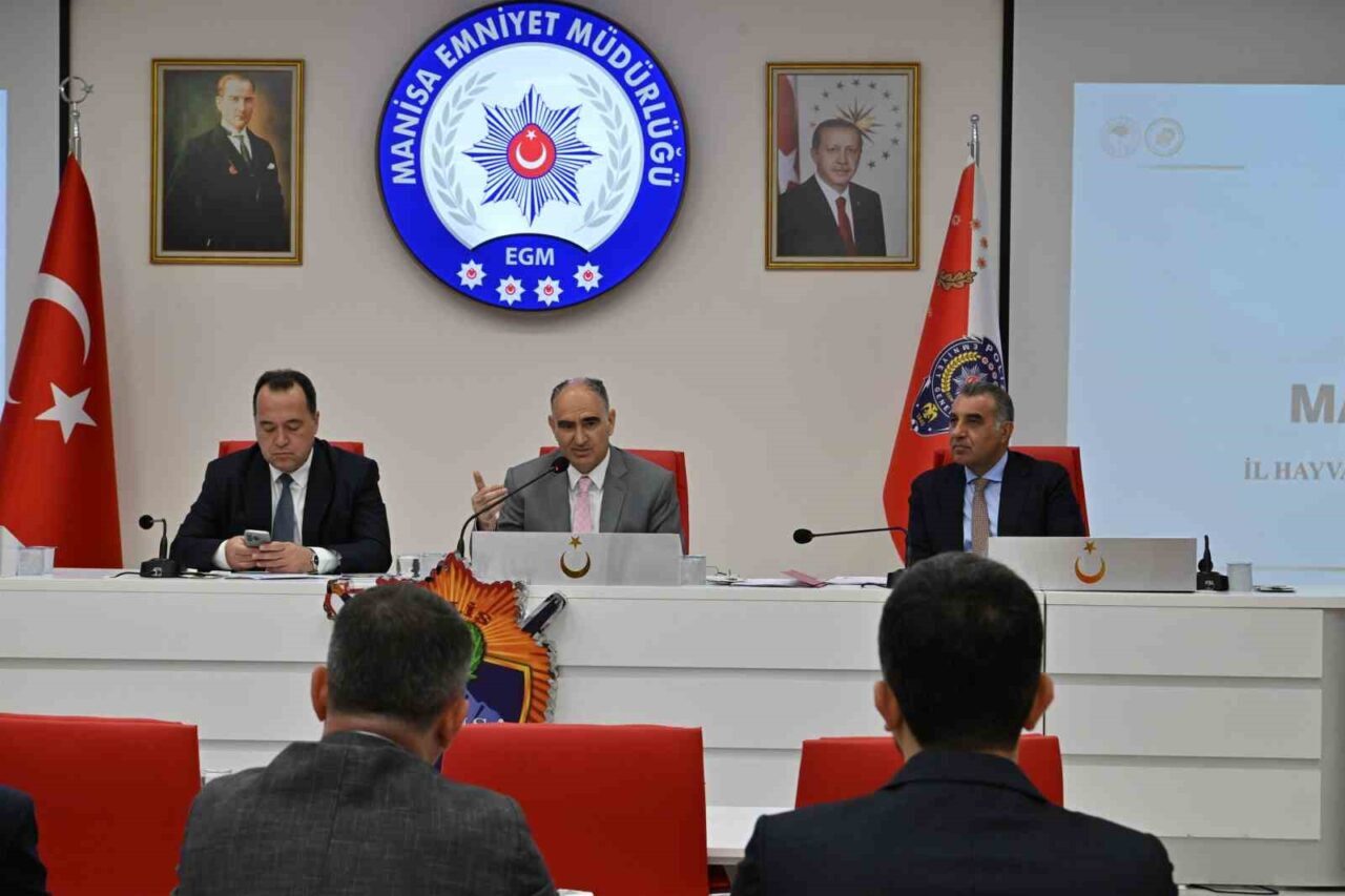 Manisa Valisi Vahdettin Özkan, sahipsiz hayvanlarla ilgili toplantıda belediye başkanlarıyla