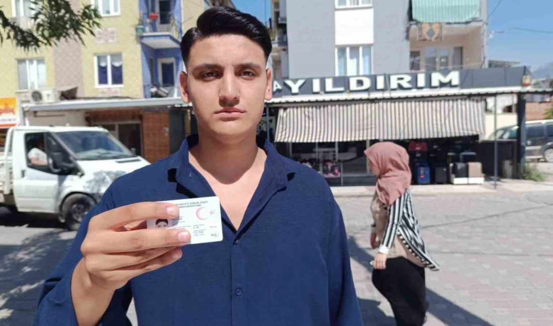 Manisa'nın Yunusemre ilçesinde yaşayan 19 yaşındaki Aziz Yıldırım, ismi nedeniyle