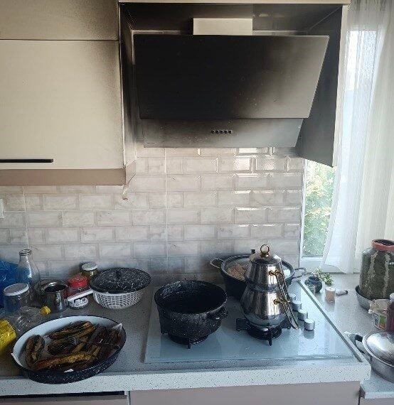 Balıkesir'in Manyas ilçesinde bir apartmanda mutfakta çıkan yangın, itfaiye ekiplerinin