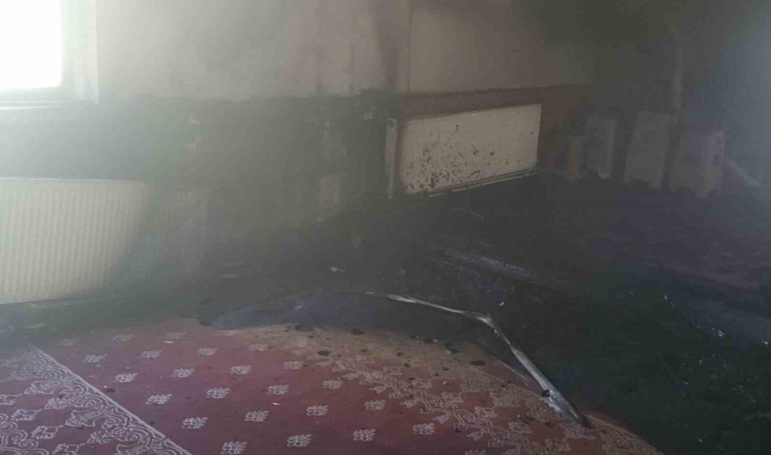 Balıkesir'in Manyas ilçesindeki Salur Mahallesi Camii'nde çıkan yangın, itfaiye ekiplerinin