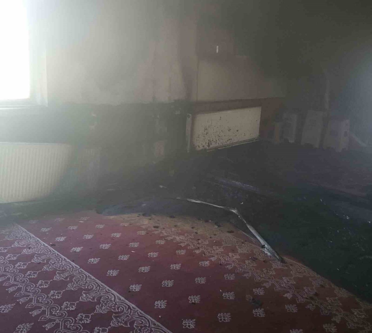 Balıkesir'in Manyas ilçesindeki Salur Mahallesi Camii'nde çıkan yangın, itfaiye ekiplerinin