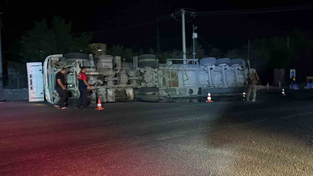 Mardin'in Artuklu ilçesinde, Yalım Mahallesi otogar kavşağında sürücüsünün kontrolünü kaybettiği