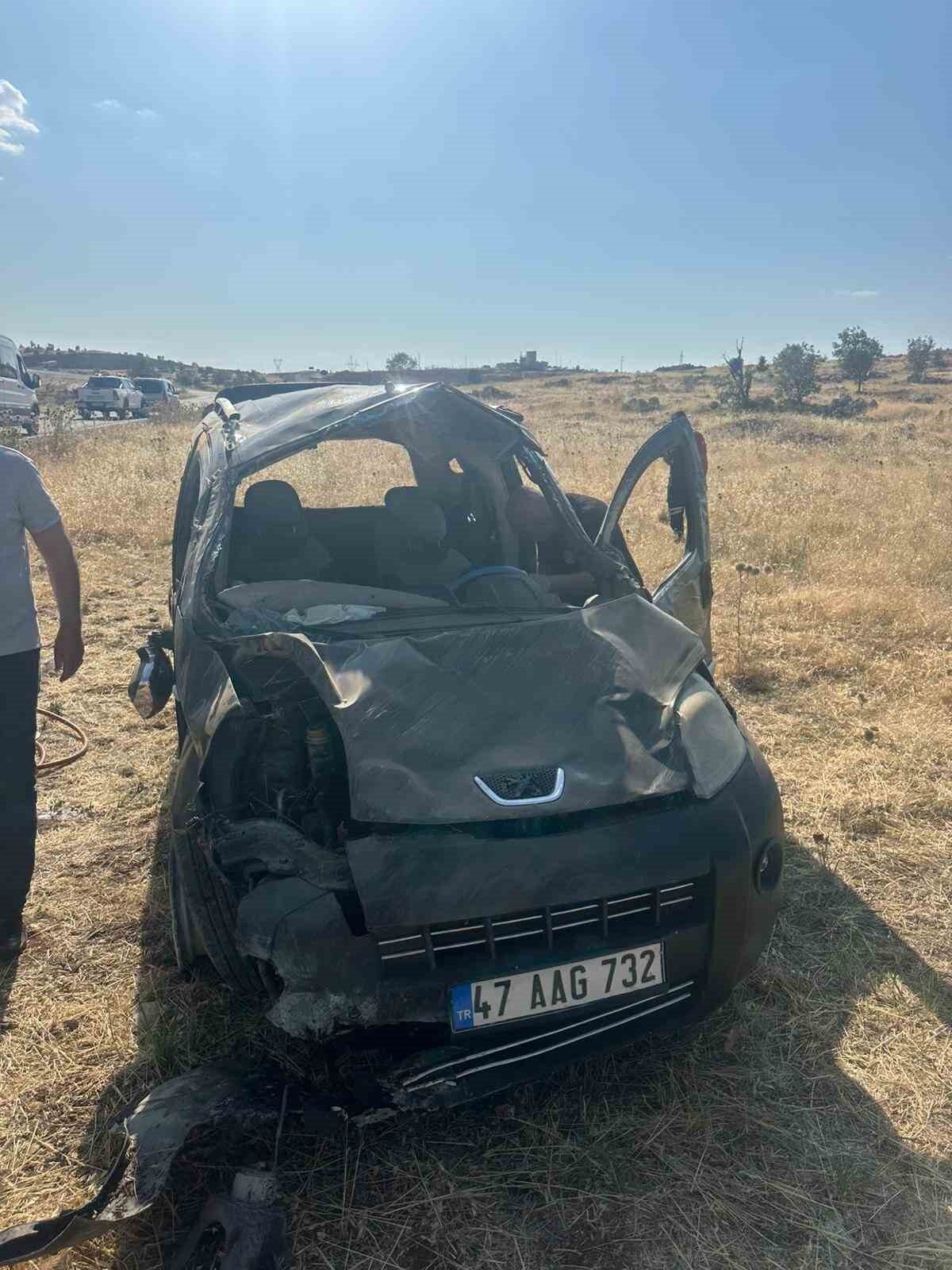 Mardin'in Dargeçit ilçesinde Rıdvan A. yönetimindeki hafif ticari araç takla