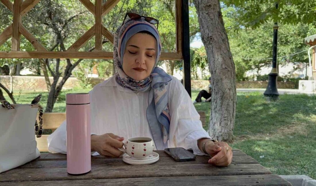 Mardin'de hava sıcaklığı 45 dereceyi aşmasına rağmen, vatandaşlar geleneksel çay