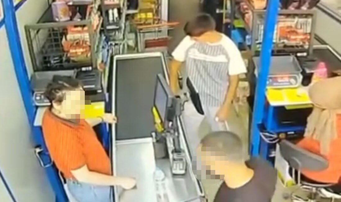 Bursa'nın Mustafakemalpaşa ilçesindeki bir BİM markette kasiyer Kübra A. ile