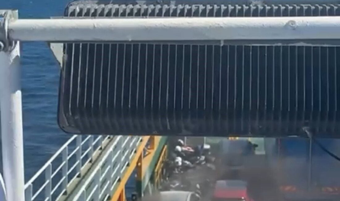 Marmara Adası yakınlarında bir feribotta çıkan yangın nedeniyle Sahil Güvenlik