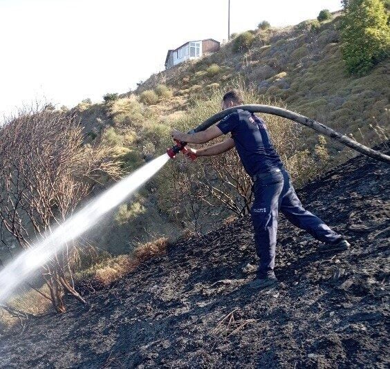Balıkesir'in Marmara Adası ilçesindeki Çınarlı Mahallesi liman mevkiinde çıkan yangın,