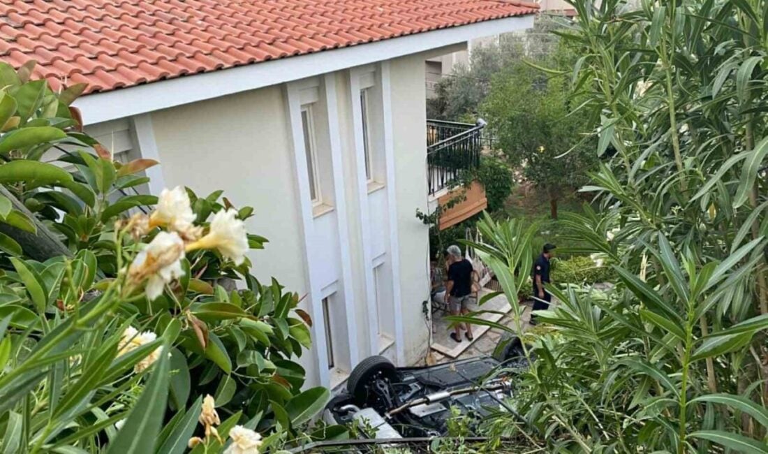 Marmaris'in Turunç Mahallesi'nde bir otomobil, sürücüsünün kontrolünü kaybetmesiyle istinat duvarını