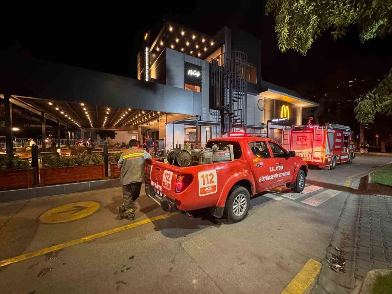 Aydın'ın Efeler ilçesindeki McDonald's'ta dün akşam elektrik kaynaklı bir yangın
